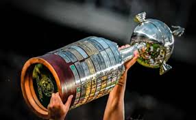 Una foto del trofeo siendo levantado